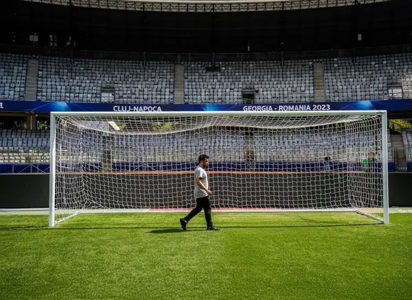 Montaža zaščitne mreže na športnem igrišču